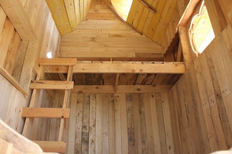 Voilà à quoi ressemble l'intérieur de la cabane | So Busy Girls