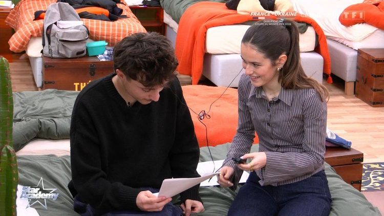 Star Academy : Léo et Jeanne main dans la main sur le canapé, la séquence de leur moment tendre fait le buzz | So Busy Girls