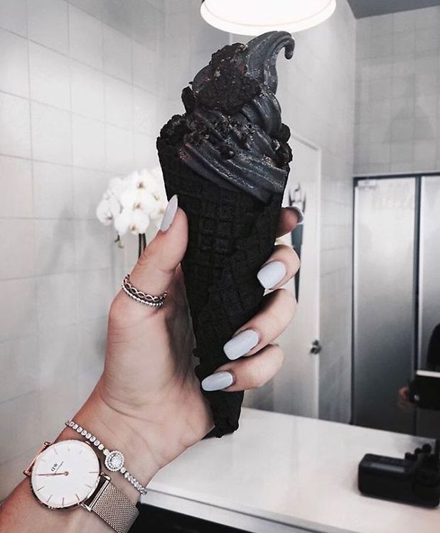 Les glaces noires débarquent, elles sont aussi originales que délicieuses ! | So Busy Girls