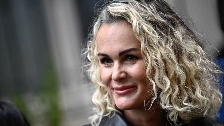 De quoi vit Laeticia Hallyday aujourd’hui ? Les dessous d’une reconstruction discrète | So Busy Girls