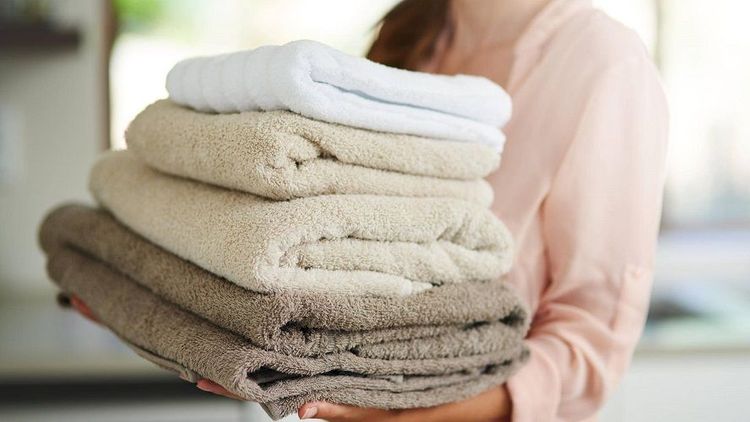 5 astuces pour plier les serviettes rapidement et gagner de la place dans les placards | So Busy Girls