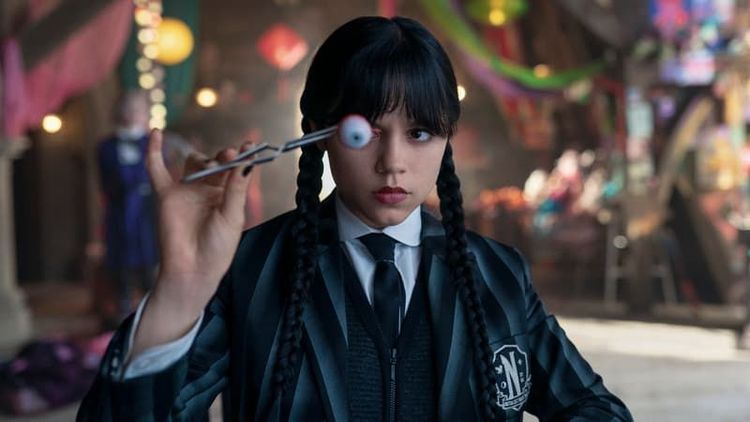 Jenna Ortega envoûte New York avec sa chevelure noire XXL et son look gothique sexy | So Busy Girls