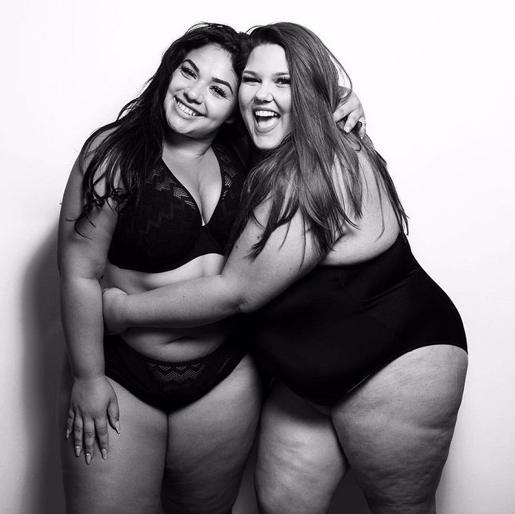 Ces mannequins grande taille demandent à un photographe de les rendre plus minces pour montrer à quel point certains abusent de Photoshop | So Busy Girls