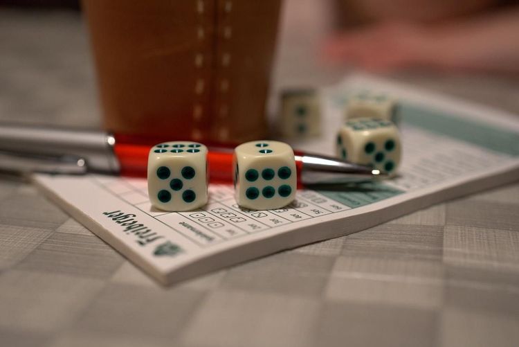 Vous pouvez désormais faire des parties de Yahtzee en ligne avec vos amis | So Busy Girls