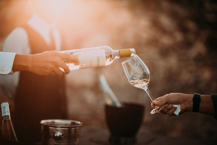 Tout le monde fait cette erreur avec le vin blanc et le rosé, et cela gâche nos boissons | So Busy Girls