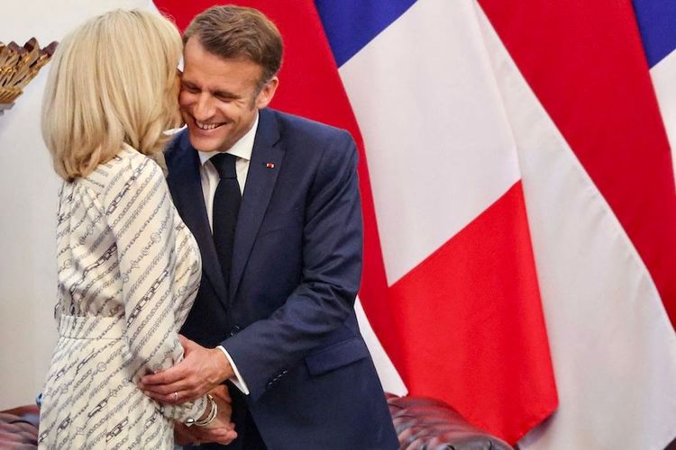 Une photo Instagram efface la pol&eacute;mique : Emmanuel et Brigitte Macron rayonnants &agrave; Hano&iuml;