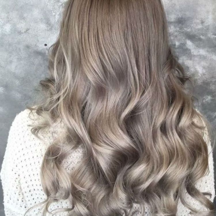 La coloration mushroom blond : pourquoi ce blond effet racines est parfaite pour l'été.