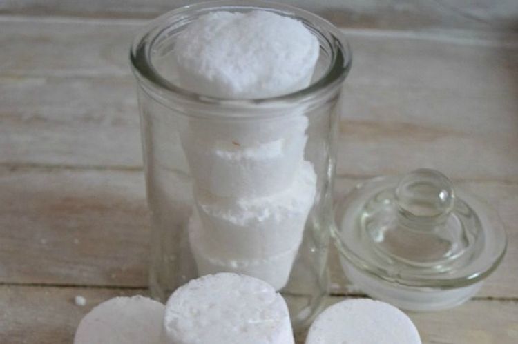 Tuto : réalisez vos pastilles désinfectantes pour les toilettes vous-mêmes | So Busy Girls