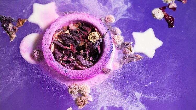 Lush sort une bombe de bain géante pour transformer le bain en ciel étoilé | So Busy Girls
