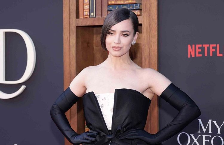 Elle est partout sur Netflix : qui est Sofia Carson, la nouvelle star montante et reine des romcoms ? | So Busy Girls