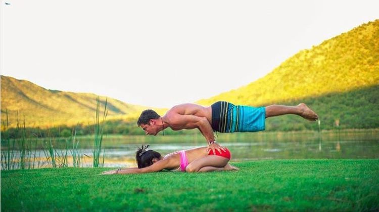 Ce couple associe sa passion pour le yoga à son amour des voyages et le résultat fait très envie ! | So Busy Girls