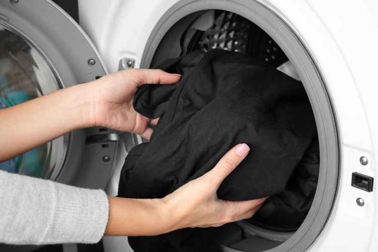 5 astuces à connaître pour éviter que vos vêtements noirs ne se délavent | So Busy Girls
