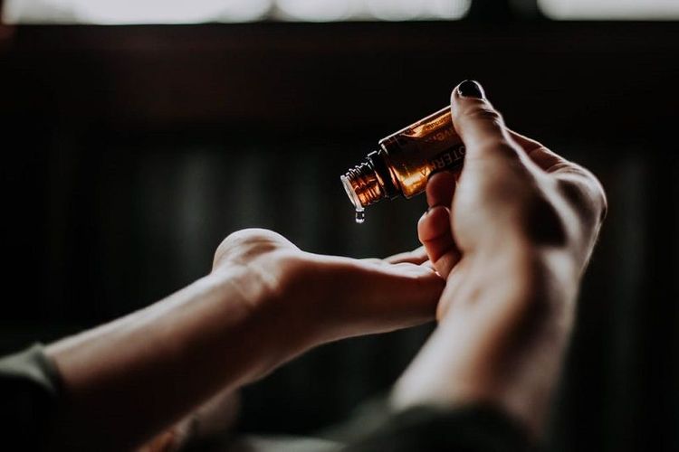 6 huiles essentielles qui peuvent vous aider à combattre le rhume | So Busy Girls