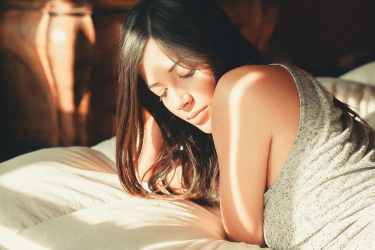 Pourquoi dormir sur le c&ocirc;t&eacute; gauche ? Les bienfaits.