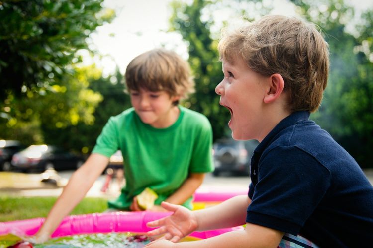 Dernier jour d’école : comment éviter que l’excitation ne transforme la soirée en chaos | So Busy Girls