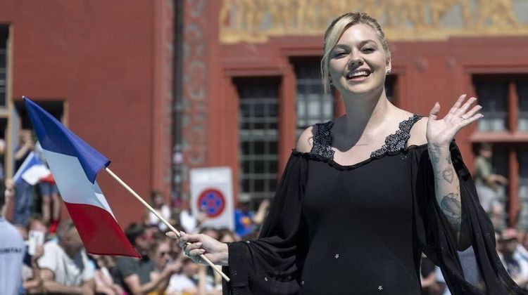 Eurovision 2025 : Louane en robe transparente fait sensation à Bâle, une cérémonie d’ouverture marquée par un geste controversé | So Busy Girls