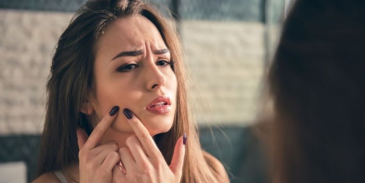 3 huiles essentielles efficaces pour faire disparaître les boutons d'acné | So Busy Girls
