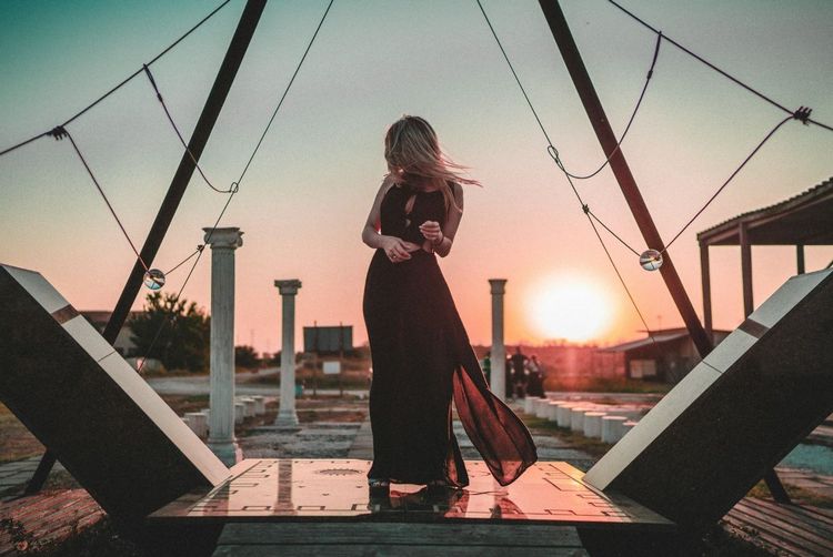 Les tenues de cérémonie idéales pour le printemps-été 2026 : comment bien choisir | So Busy Girls
