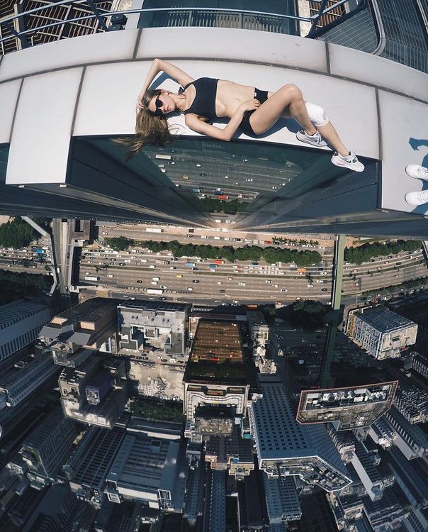 Cette Russe prend les selfies les plus dangereux du monde (et ça fait peur !) | So Busy Girls