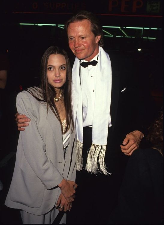 Angelina Jolie avec son père Jon Voight en 1990 | So Busy Girls