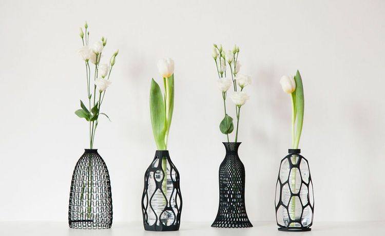Il crée des vases à impression 3D pour donner une nouvelle vie aux bouteilles en plastique | So Busy Girls