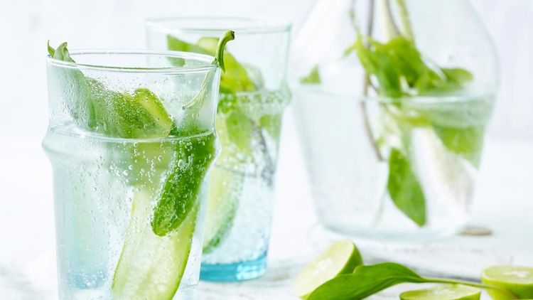 La recette d'eau detox au concombre, citron vert et menthe pour faire le plein de vitamines | So Busy Girls
