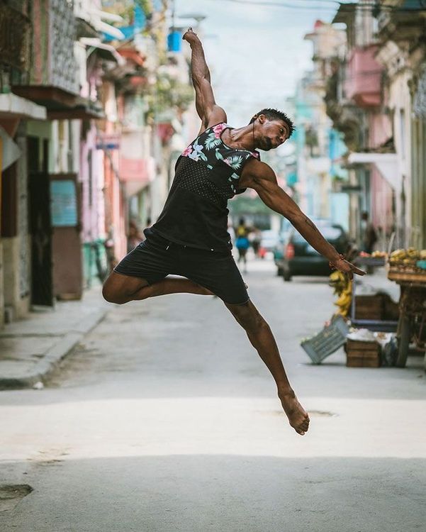 Des danseurs de ballet dansent dans les rues de Cuba | So Busy Girls