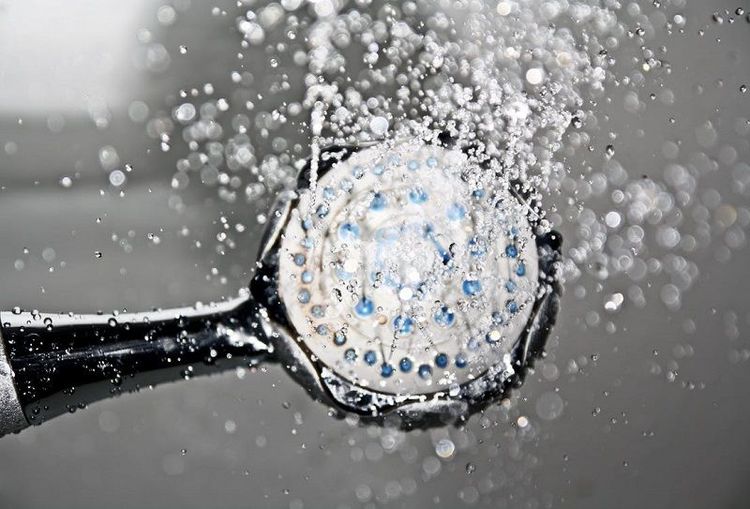 5 erreurs qu'on fait tous quand on prend une douche – et qu'il faut absolument éviter ! | So Busy Girls