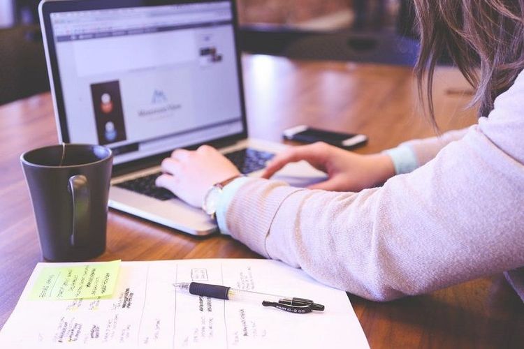4 signes que vous avez une mauvaise posture quand vous êtes à votre bureau et comment corriger ça | So Busy Girls