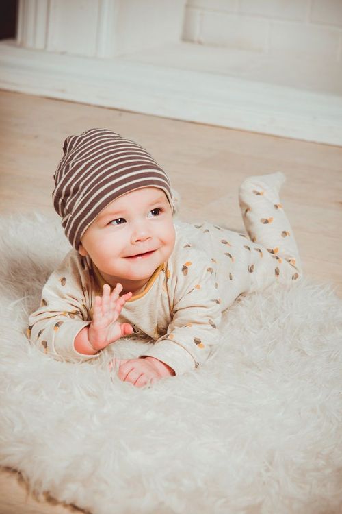bebe-sourire-coucou-allonge