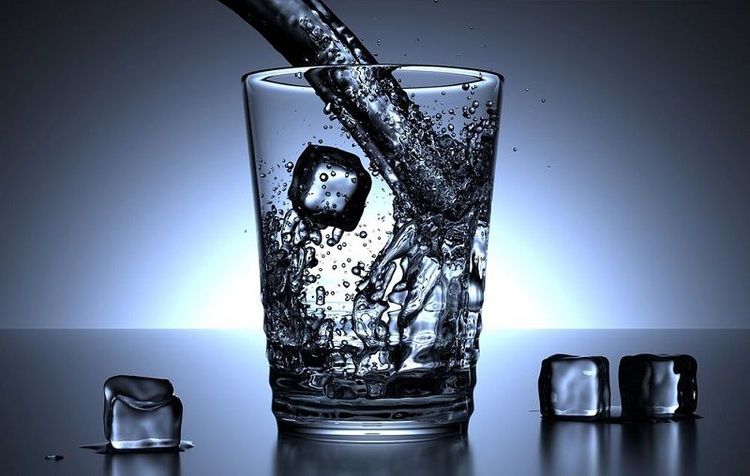 Boire de l'eau chaude ou froide quand il fait chaud ?