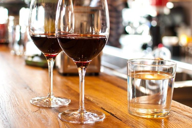 Pourquoi il faut boire plus d'eau quand on boit de l'alcool ?