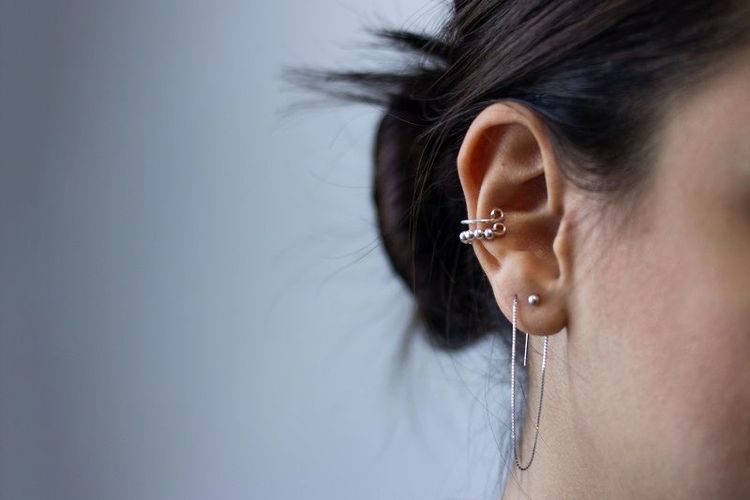 Pourquoi &eacute;viter de porter des boucles d'oreilles quand on dort