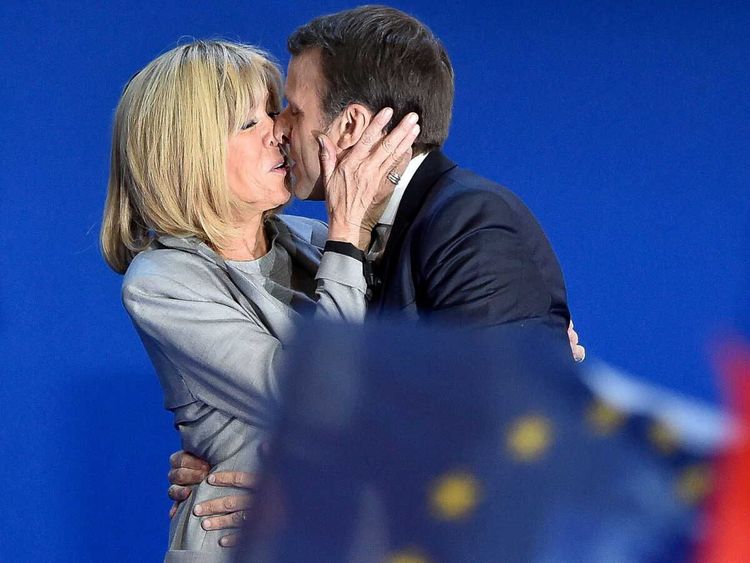 Emmanuel Macron enlacé par Brigitte à l’Élysée : un cliché jamais vu du couple présidentiel