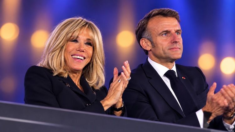 « Elle se lâche ! » : Brigitte Macron très enthousiaste au concert de Céline Dion, la Première dame surprend les spectateurs, Emmanuel Macron à ses côtés | So Busy Girls