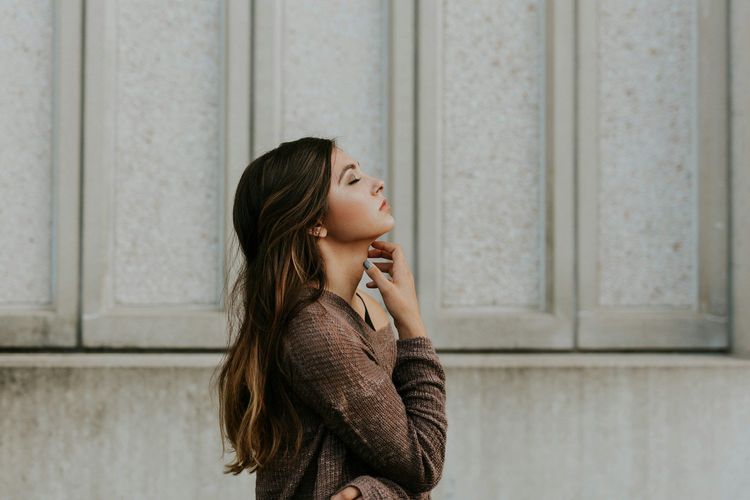 Exercices de yoga facial anti-rides &agrave; faire soi-m&ecirc;me &agrave; la maison