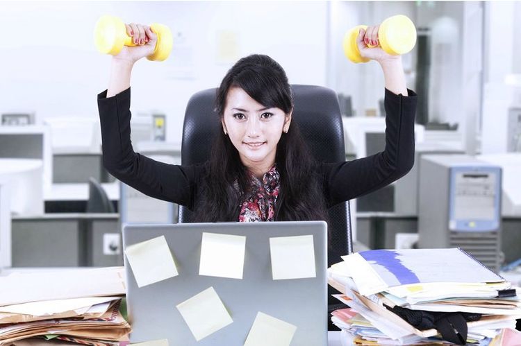 4 exercices faciles à faire au bureau pour se raffermir | So Busy Girls
