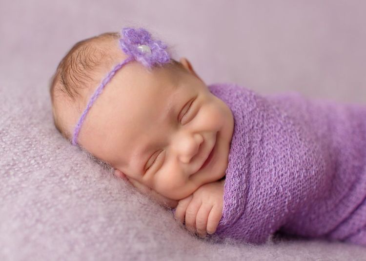 18 bébés qui sourient dans leur sommeil : vous ne pourrez pas vous empêcher de fondre ! | So Busy Girls