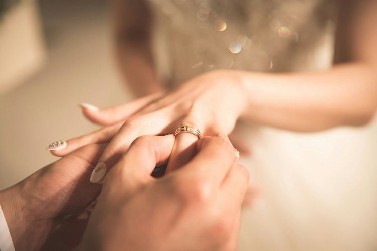 Bague de fiançailles sur mesure : pourquoi ce bijou unique séduit les amoureux du détail | So Busy Girls