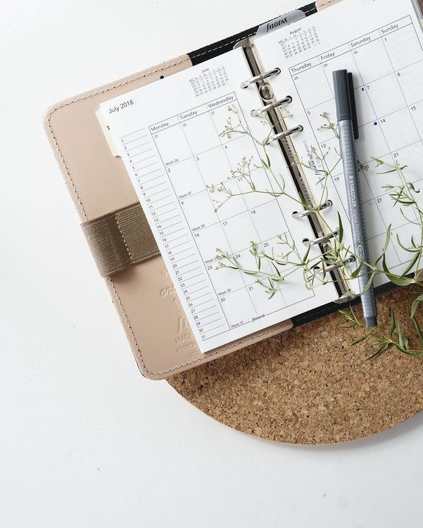 carnet-fleurs-blanches-stylo