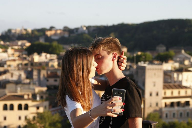 Les couples qui publient ça sur les réseaux sociaux fragilisent leur relation sans le savoir | So Busy Girls