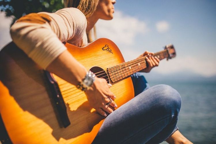 Pourquoi il n'est jamais trop tard pour apprendre à jouer d'un instrument | So Busy Girls