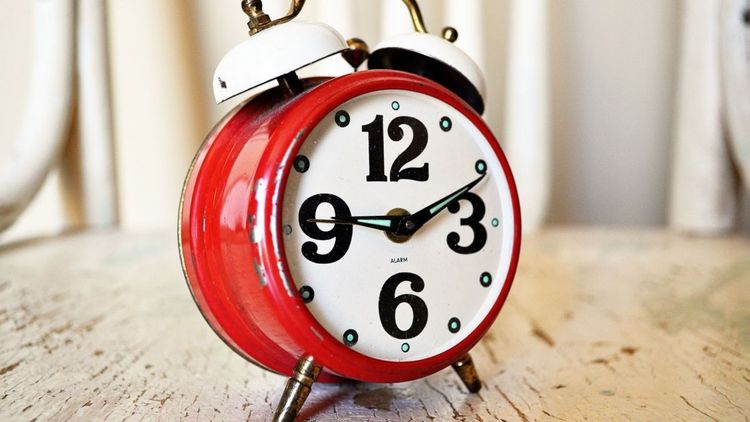 Changement d’heure 2026 : il aura lieu bien plus tôt que d’habitude, voici quand reculer votre montre | So Busy Girls