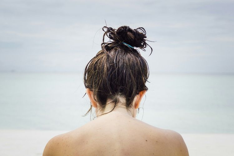 Attacher ses cheveux sous la douche : pourquoi éviter.
