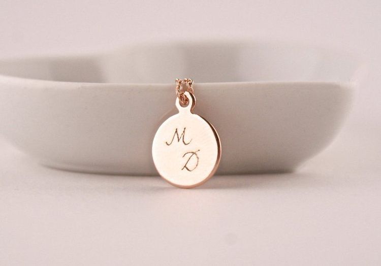 collier-initiales-gravure