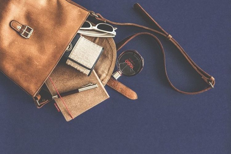 contenu-sac-marront-ouvert-bandouliere