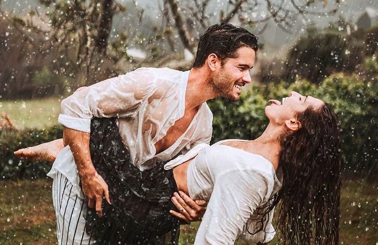 couple-amoureux-pluie-calin-