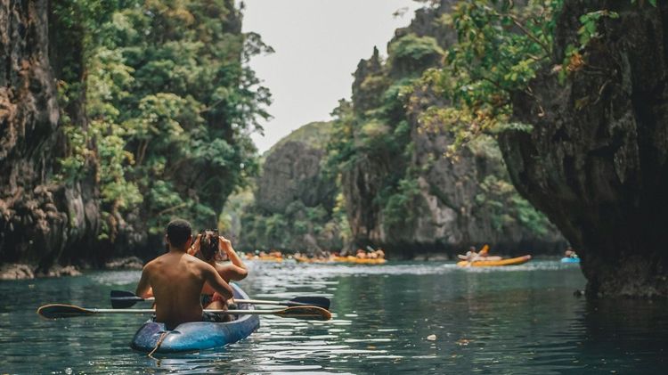 Vacances en couple : pourquoi tout faire ensemble finit parfois par créer des tensions | So Busy Girls