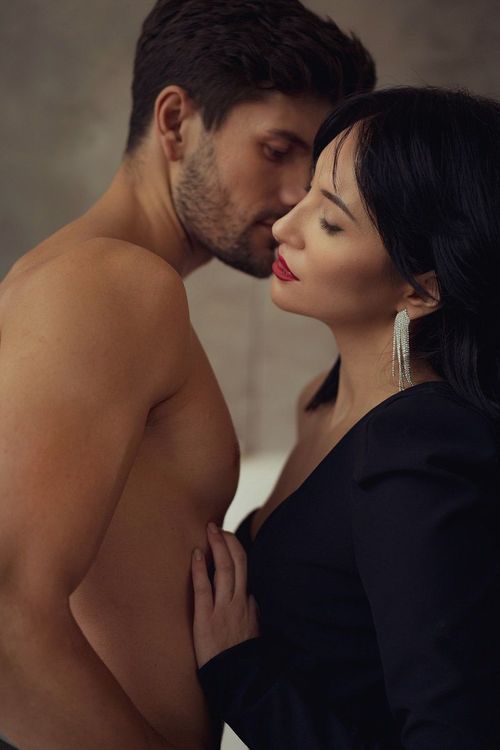 couple-femme-elegante-homme-torse-nu