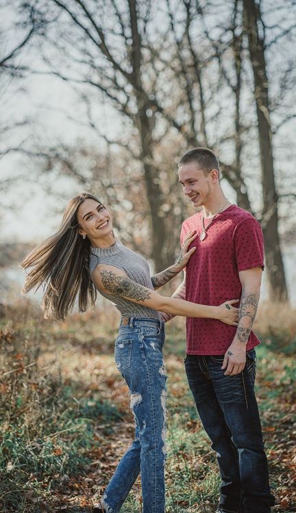 couple-foret-tatouages-tete-de-mort